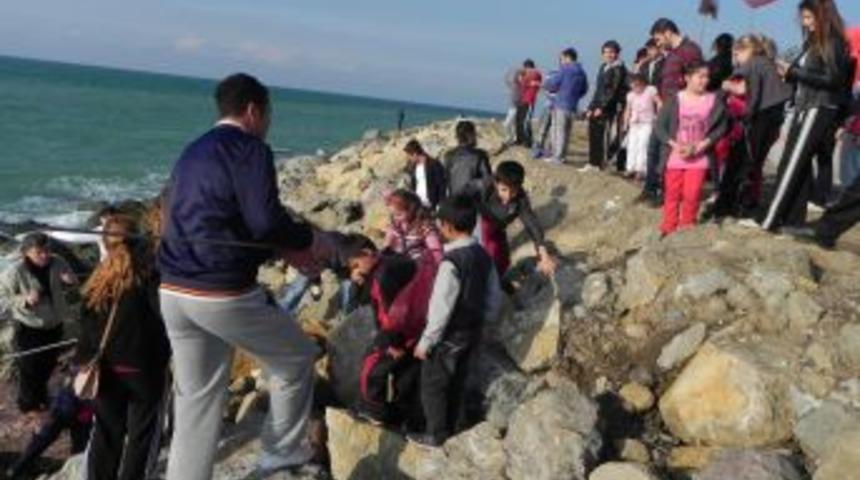 &Uuml;niversite Ve Ilk&ouml;ğretim &Ouml;ğrencileri Dere Ve Denizi Temizledi