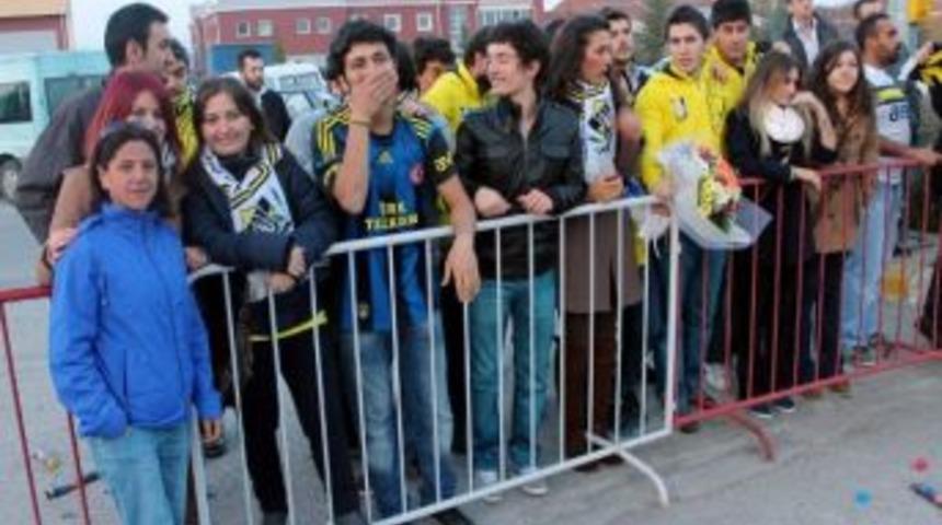 Fenerbah&ccedil;e'ye Eskişehir'de Coşkulu Karşılama