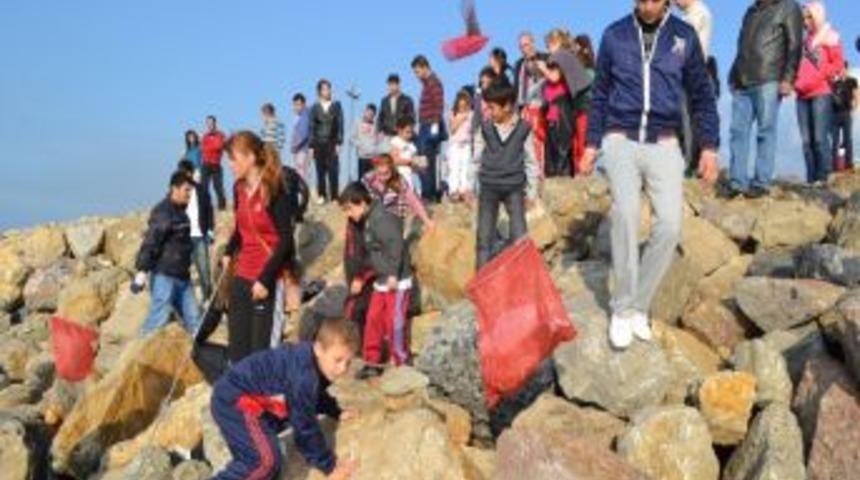 Alaplı&rsquo;da &Uuml;niversite Ve İlk&ouml;ğretim &Ouml;ğrencileri Sahili Ve Dereyi Temizledi