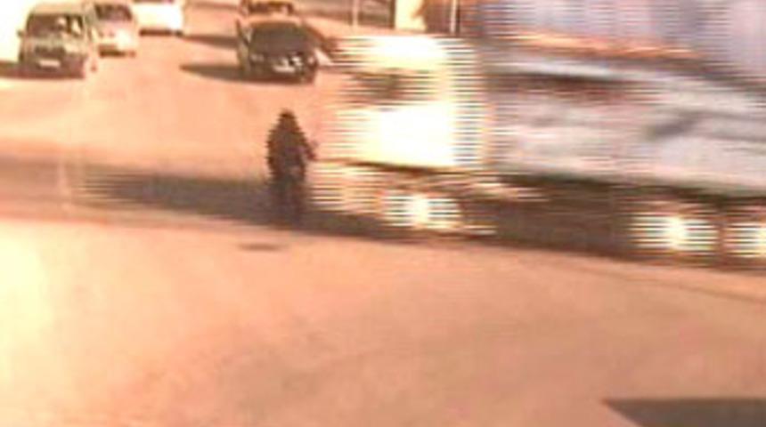 Otob&uuml;s&uuml;n i&ccedil;inden b&ouml;yle fırladı!