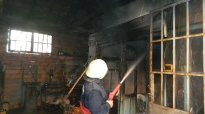 Osmancık'ta demirci d&uuml;kk&acirc;nı yandı