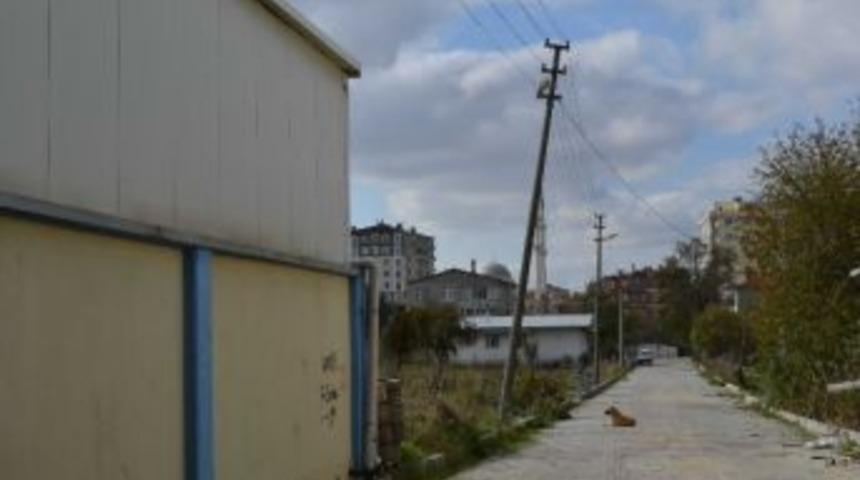 Devrilmek &Uuml;zere Olan Elektrik Direği Tehlike Sa&ccedil;ıyor