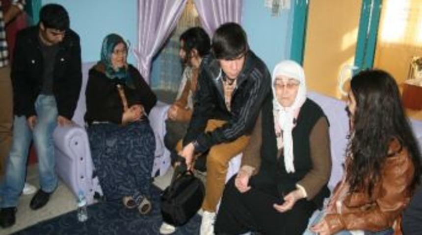 Kto Karatay &Uuml;niversitesi &Ouml;ğrencilerinden Huzurevi'ne Ziyaret