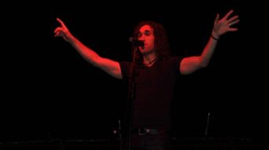 Sanat&ccedil;ı Umut Kuzey, Soma&rsquo;da &Ouml;ğrenciler İ&ccedil;in Sahneye &Ccedil;ıktı