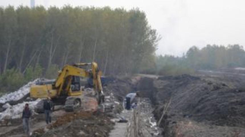 Bakır&ccedil;ay Deresi'nin Islah &Ccedil;alışmaları S&uuml;r&uuml;yor