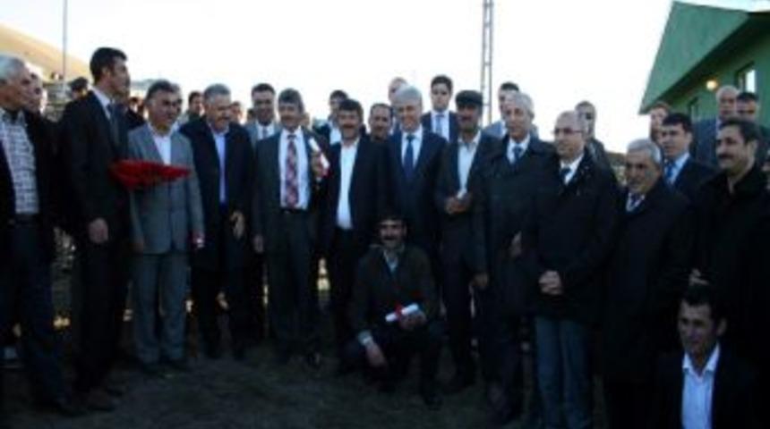 Kars Merkez Ağadeve K&ouml;y&uuml;&rsquo;nde 2 Bin 500 Koyun Dağıtıldı