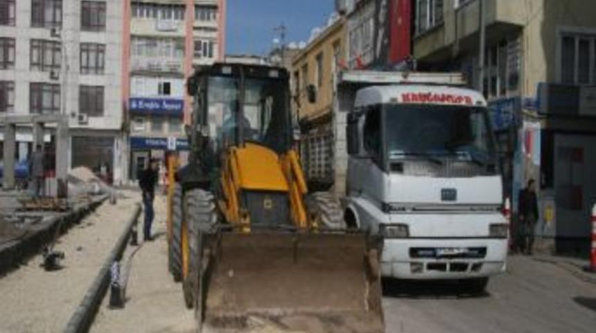 Cumhuriyet Meydanı Ve Otopark İnşaatı Son Aşamaya Geldi