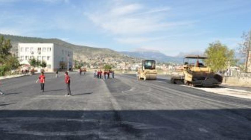 Karaisalı'da asfalt &ccedil;alışması