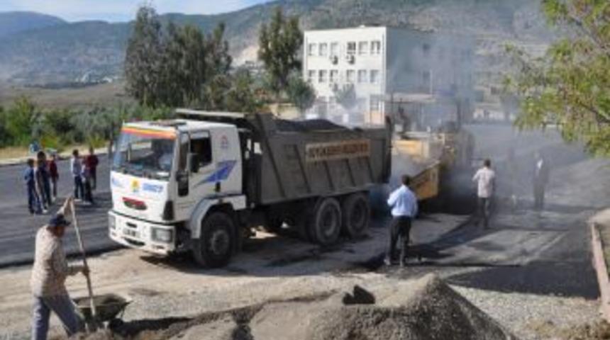 B&uuml;y&uuml;kşehir Karaisalı&rsquo;da Yatılı Okulun Bah&ccedil;esini Asfaltladı