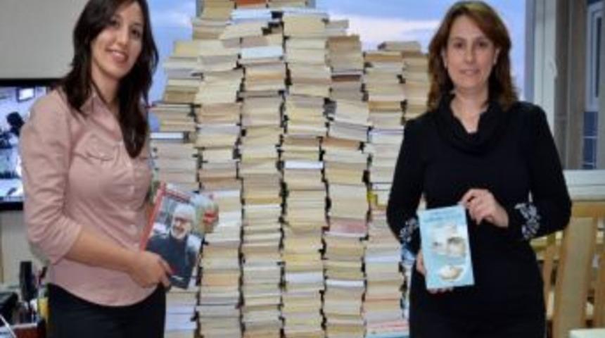 &Ccedil;om&uuml;'ye Kitap Bağışları Devam Ediyor