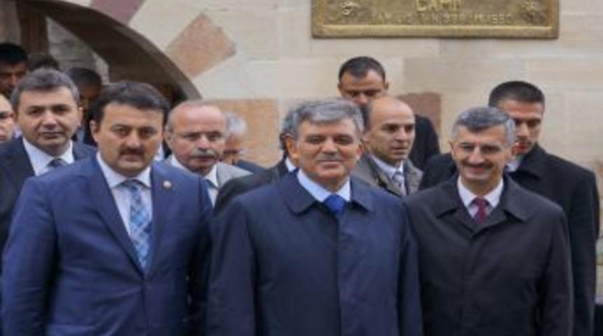 Cumhurbaşkanı G&uuml;l, Şeyh Şabanı Veli T&uuml;rbesi'ni Ziyaret Etti