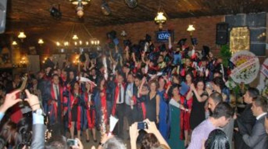 &Ccedil;alışarak Okuyanlar Da Mezuniyet Sevinci Yaşadı