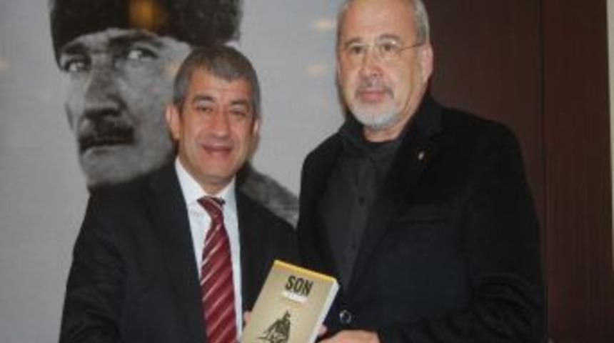 &Ouml;zsoy, Yeni&rsquo;ye Kitabını İmzaladı