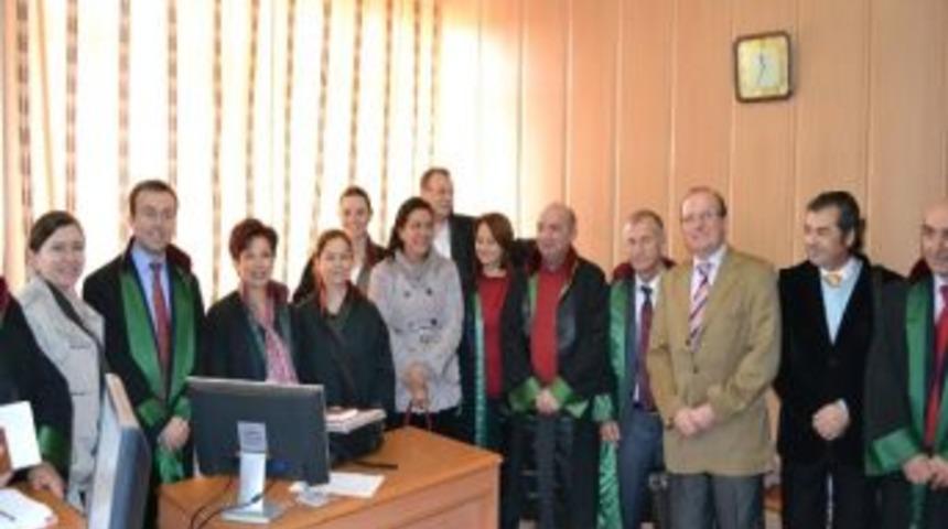 30 Yıllık Avukatlık, C&uuml;bbesini Mahkeme Salonunda &Ccedil;ıkardı