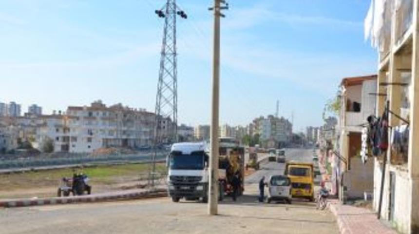 Yol Ortasında Kalan Elektrik Direkleri Tehlike Sa&ccedil;ıyor