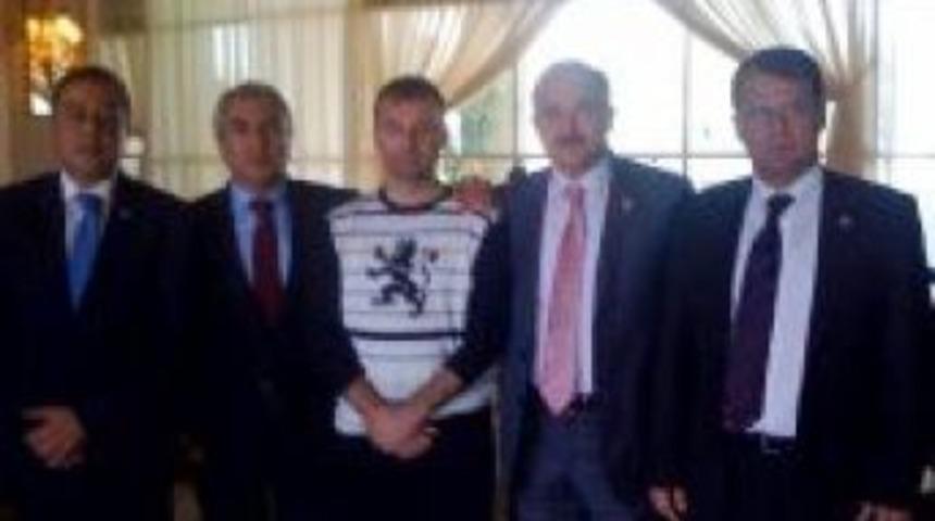 Chp Heyeti, Suriye'de Esir Tutulan Kameraman C&uuml;neyt &Uuml;nal'ı Teslim Aldı