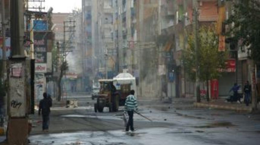 G&ouml;stericiler, Diyarbakır'da Ara&ccedil; Yaktı