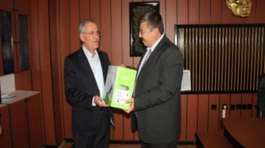 Başkan Acar İki Okula Projeksiyon Cihazı Hediye Etti