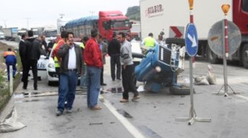 Yolcu Otob&uuml;s&uuml; Trakt&ouml;rle &Ccedil;arpıştı: 2 Yaralı