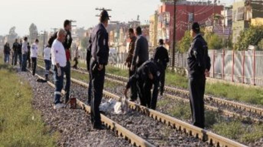 Trenin &ouml;n&uuml;ne atlayarak intihar etti