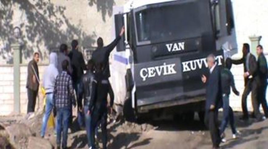 Taşladıkları Polis Aracı Toprağa Saplanınca Yardıma Koştular