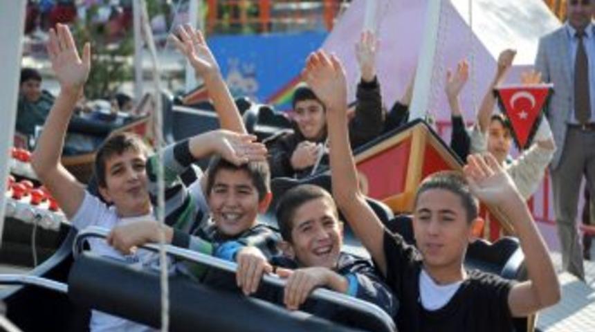 Gerginlik Yaşanan Mahallelerin &Ccedil;ocukları Lunaparkta Eğlendi