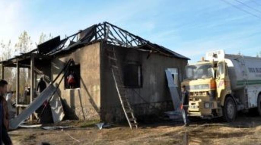 Erciş'te Yangın Bir Evi K&uuml;l Etti