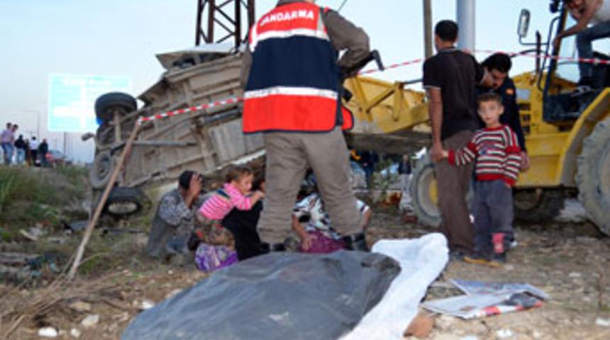Antalya'da feci kaza; 2 &ouml;l&uuml;, 6 yaralı