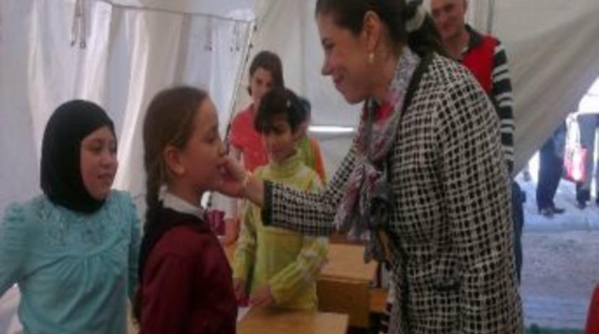 Milletvekili Pelin G&uuml;ndeş Bakır Hataylı M&uuml;ltecileri Ziyaret Etti