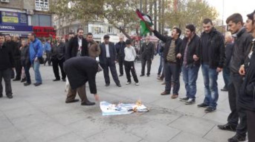 &Ccedil;orlu'da İsrail Bayrağını Yaktılar