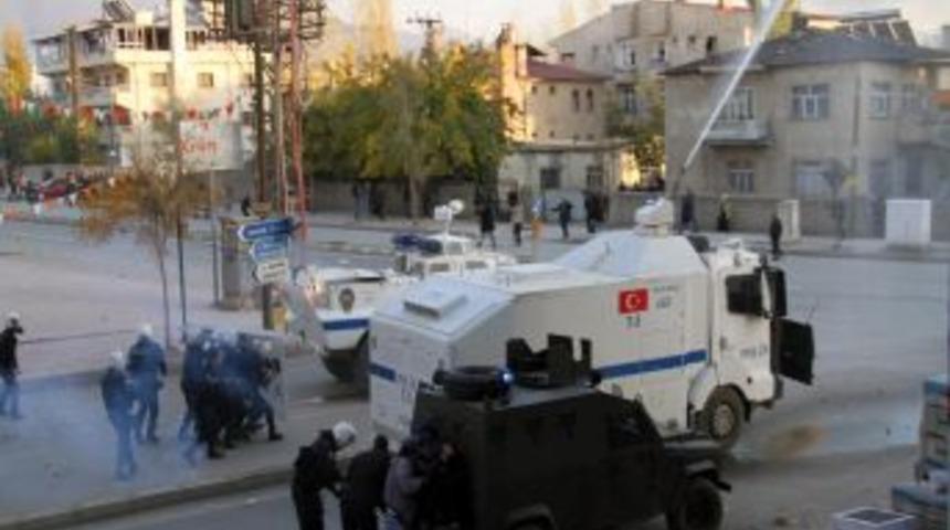 Van&rsquo;da Olayların Ortasında Kalan Engelli Vatandaşın Yardımına Polis Yetişti