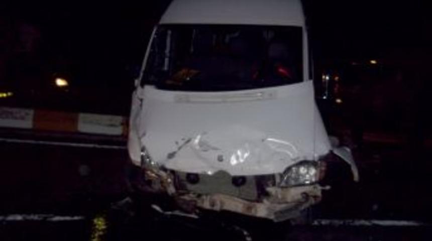 &Ouml;ğrenci Servisinin De Karıştığı Kazada 5 Kişi Yaralandı