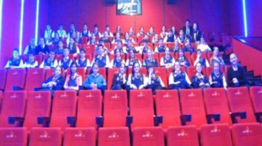 &Uuml;lkem Koleji &Ouml;ğrencileri Sinemada
