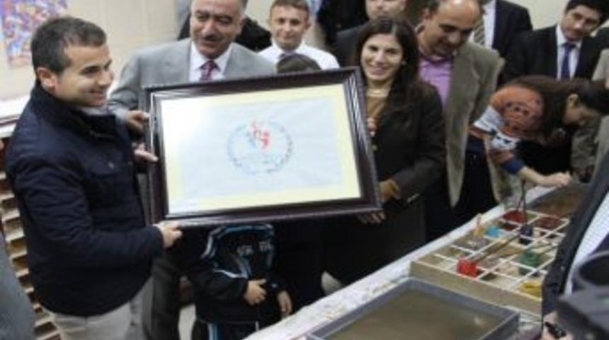 Bakan Kılı&ccedil;, &Ouml;ğrencilerle Ebru &Ccedil;alışması Yaptı