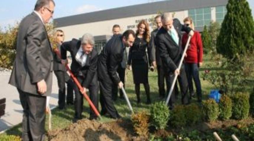 "duvarlar Yıkılıyor, Okullar Toplumla B&uuml;t&uuml;nleşiyor"