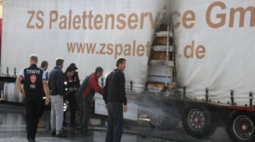 Seyir Halindeki TIR'ın Patlayan Lastiği Yangına Neden Oldu