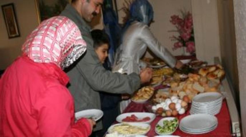 Kardelen Ev Hanımlarından Dayanışma Kahvaltısı