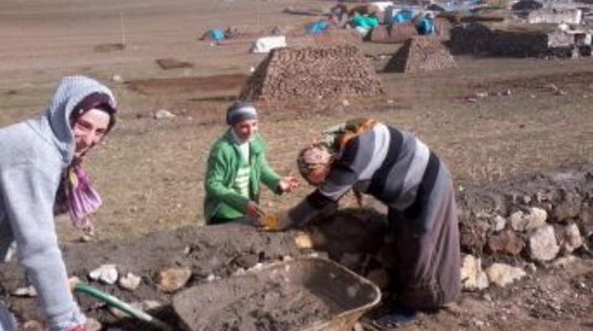 K&ouml;yl&uuml; Kadınlar Bayan &Ouml;ğretmenlere El Verdi Ihata Duvarı Tekrar &Ouml;r&uuml;ld&uuml;
