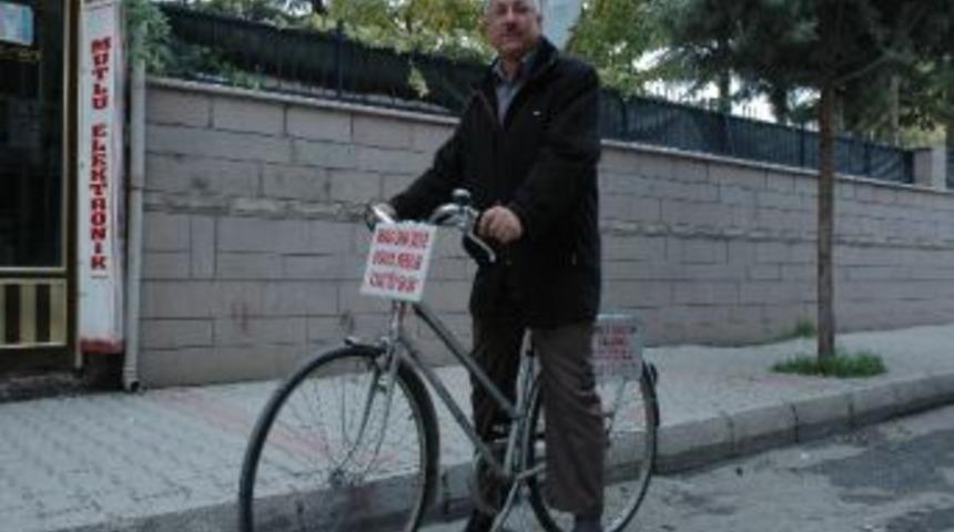 Reklamını Bisikletiyle Yapıyor