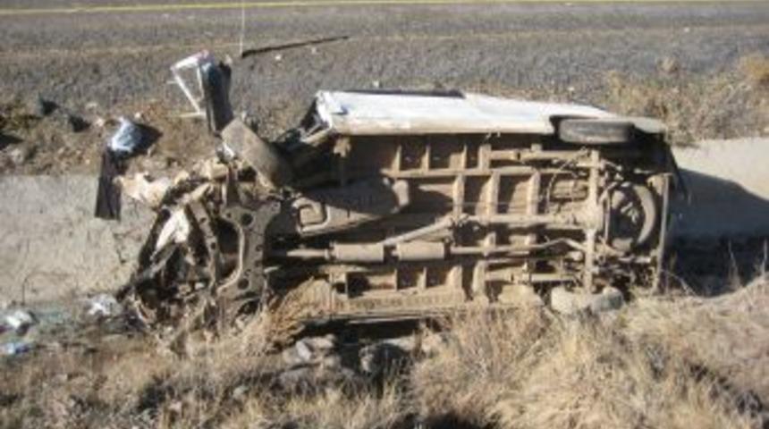 D&uuml;ğ&uuml;n Konvoyunda Kaza: 1 &Ouml;l&uuml;, 10 Yaralı