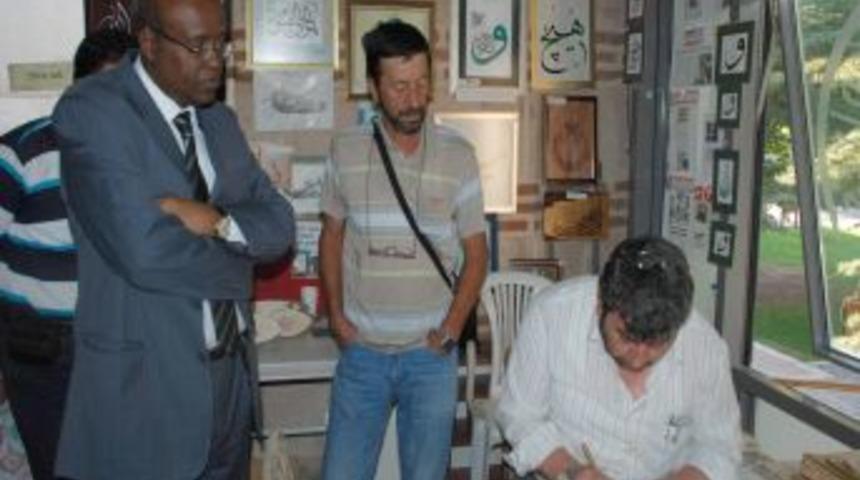 Emekli Imam, 47&rsquo;sinden Sonra Hattat Oldu, Şimdi Turistlere &Uuml;cretsiz Ders Veriyor