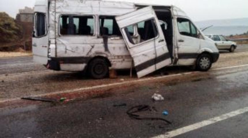 Gaziantep&rsquo;te Trafik Kazası: 13 Yaralı