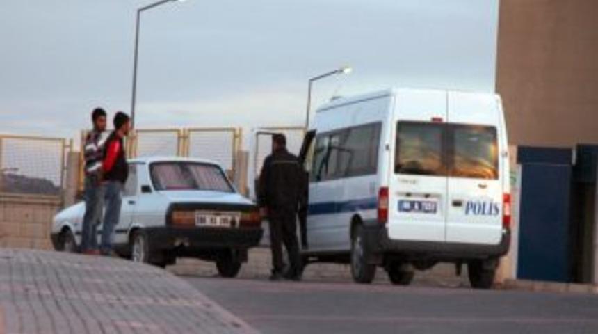 Hastanede Otosundaki Teybi Çalındı