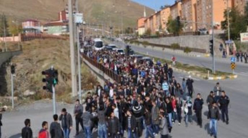 Kavşak İstediği Yerde Hayatını Kaybetti