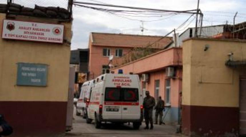 Diyarbakır&rsquo;da 21 Tutuklu Hastanelere Sevk Edildi