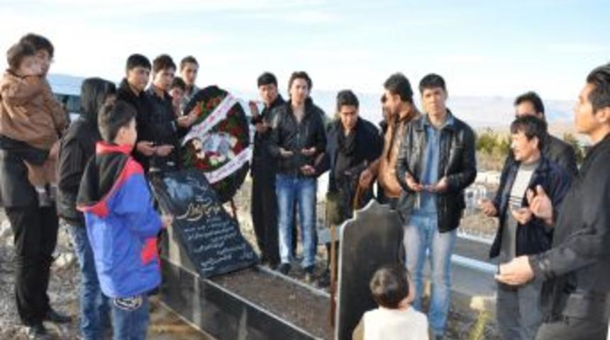 Afgan M&uuml;lteciler, Vefat Eden Vatandaşlarını Unutmadı