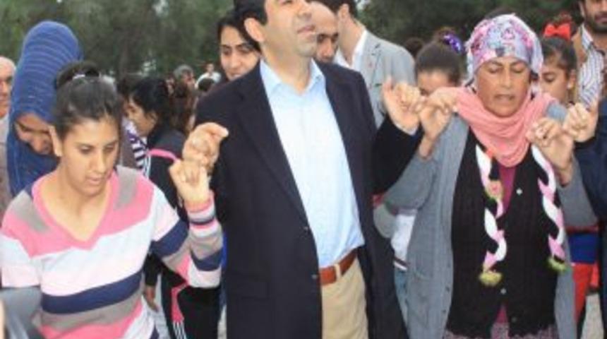 Vali G&uuml;zeloğlu Pikniğe Katıldı, Vatandaşlarla Halay &Ccedil;ekti