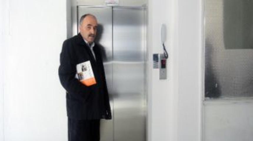 Engelliler Derneğinden Engelli Asans&ouml;r&uuml;ne Teşekk&uuml;r