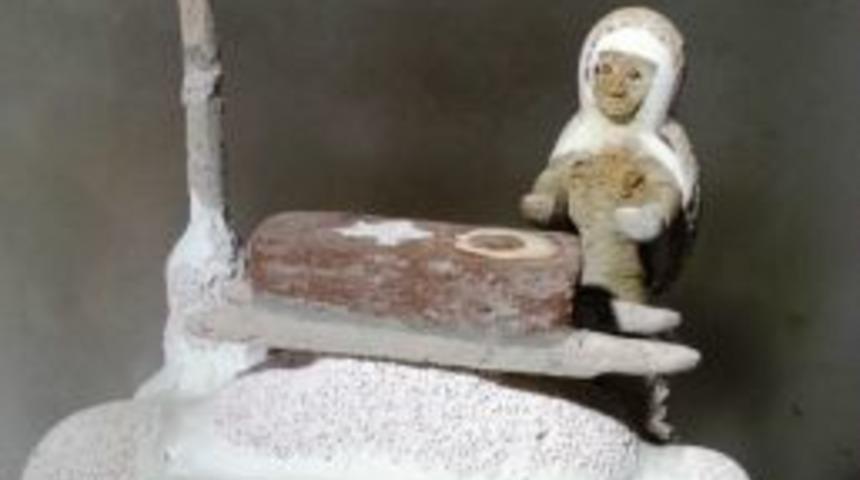 K&uuml;rt K&ouml;kenli Vatandaş, Ter&ouml;re Karşı 'Barış Sembol&uuml;' Heykeli Yaptı