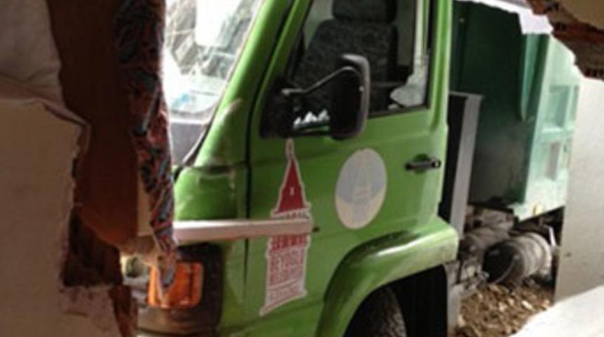 Kamyon gecekonduya daldı